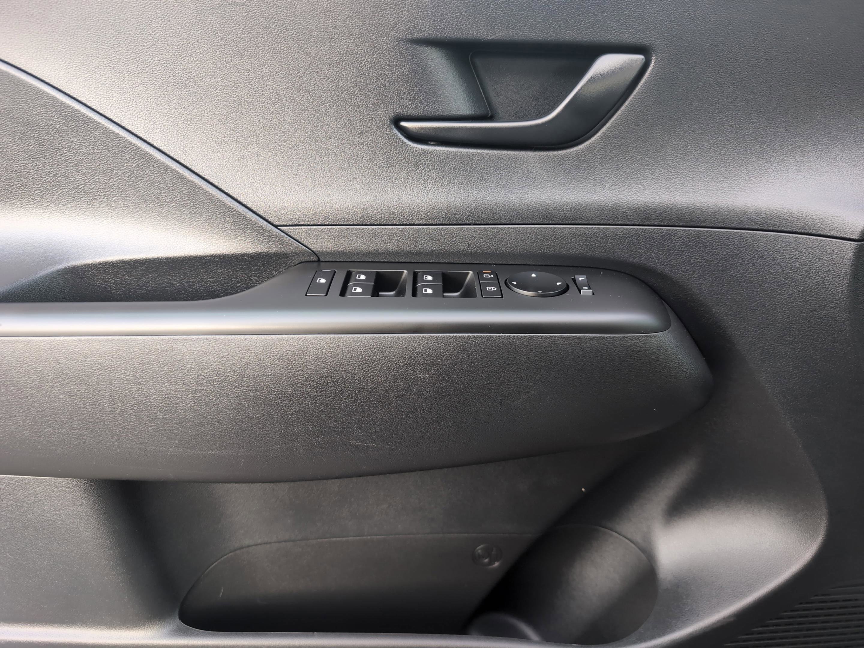 Used 2025 Hyundai Kona SE image 8