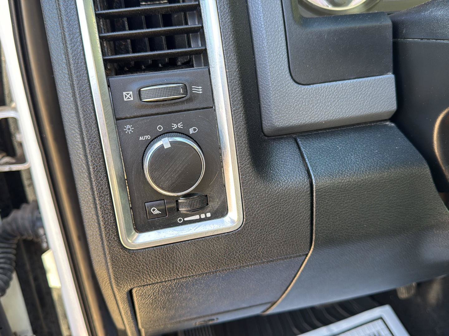 Used 2018 RAM 1500 Classic SLT AWD/4WD image 13