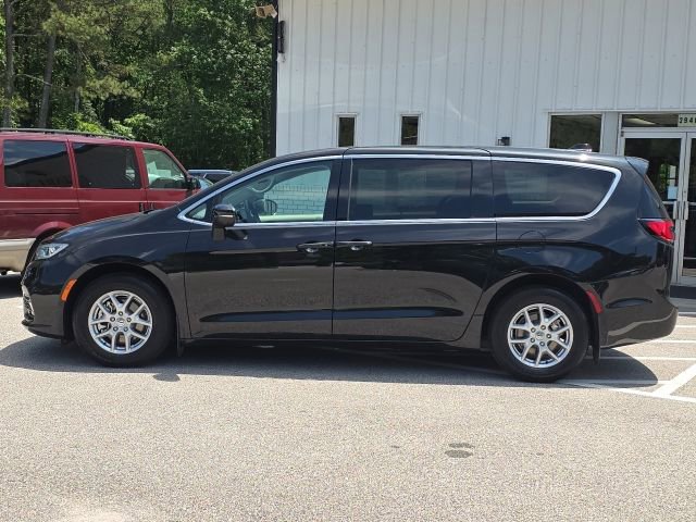 Used 2023 Chrysler Pacifica Touring-L FWD image 2