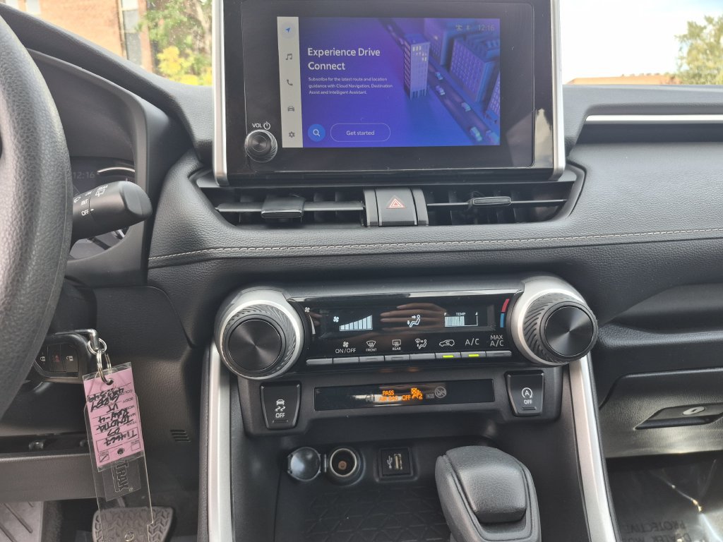 Used 2025 Toyota RAV4 LE AWD/4WD image 9
