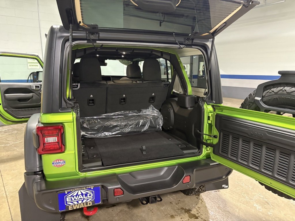 Used 2025 Jeep Wrangler Rubicon w/ Technology Group image 25