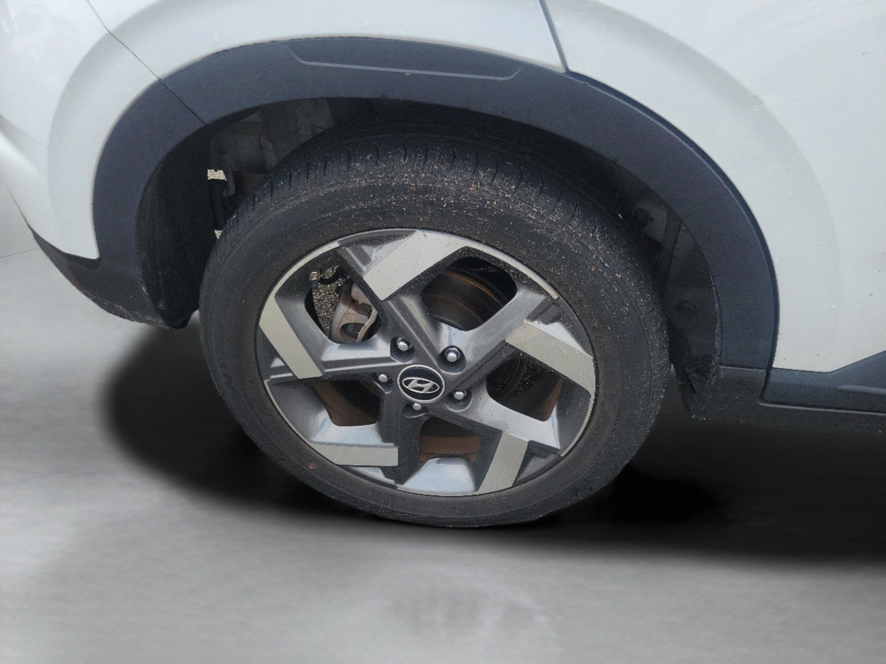 Used 2024 Hyundai Venue SEL FWD image 21