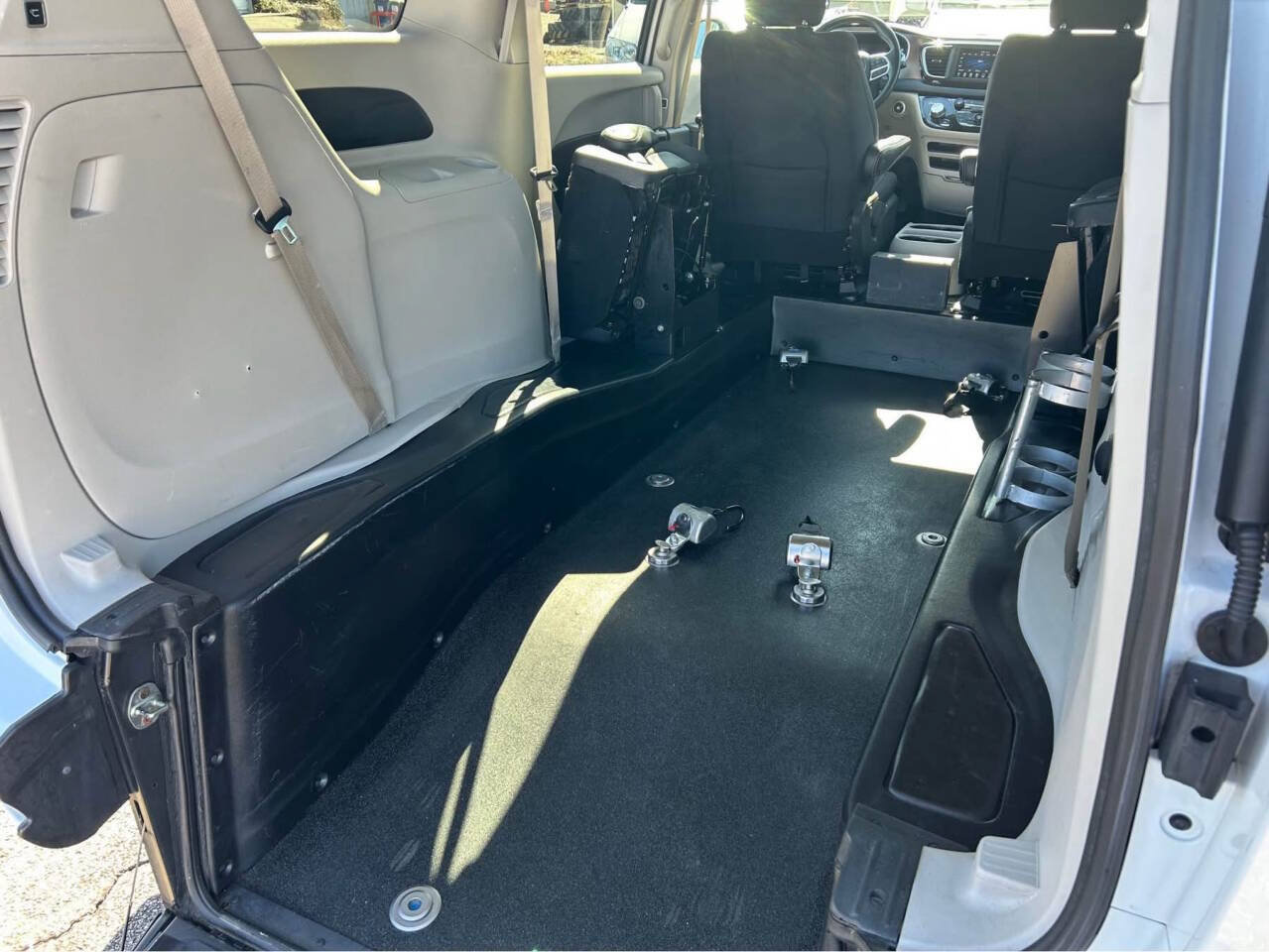 Used 2023 Chrysler Voyager LX FWD image 16