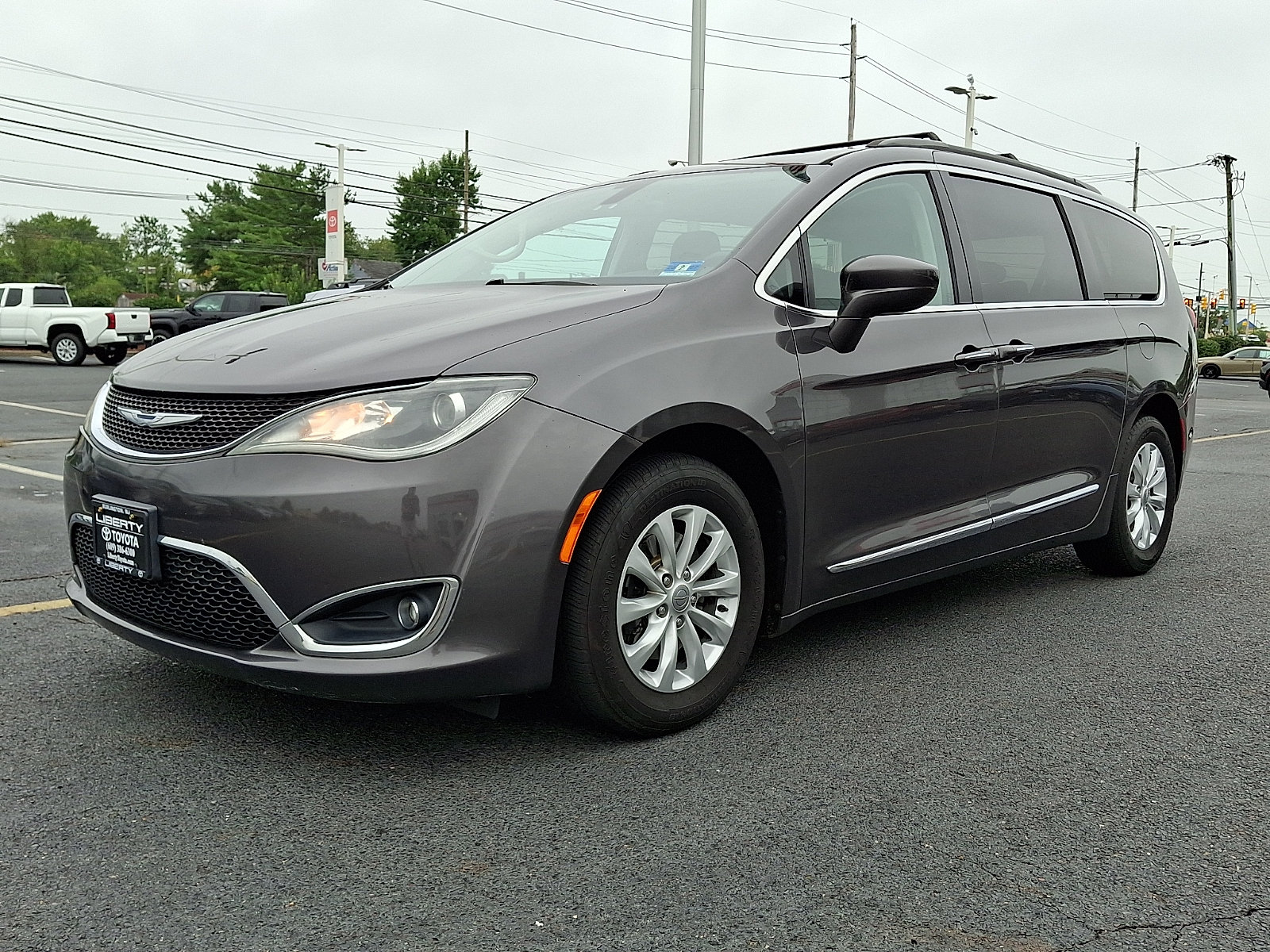 Used 2017 Chrysler Pacifica Touring-L FWD image 3