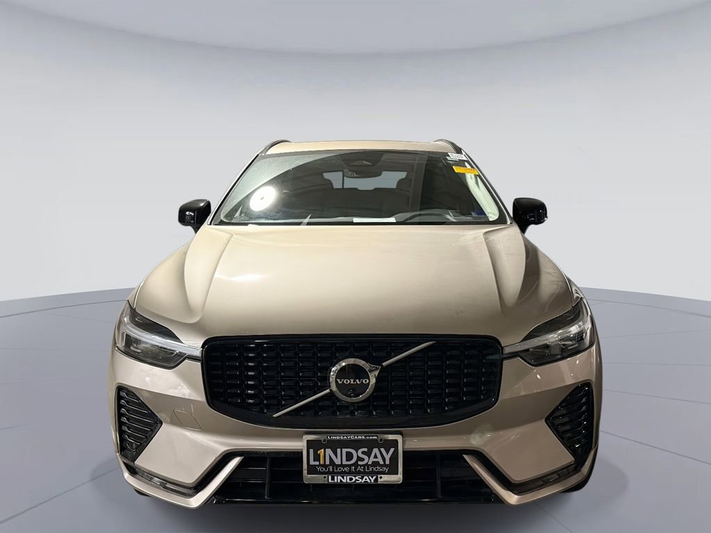 Used 2025 Volvo XC60 B5 Plus image 2