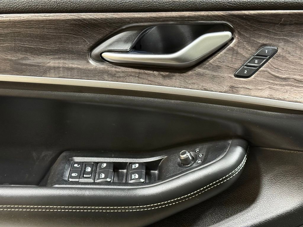 Used 2023 Jeep Grand Cherokee L Limited w/ Black Appearance Package image 32