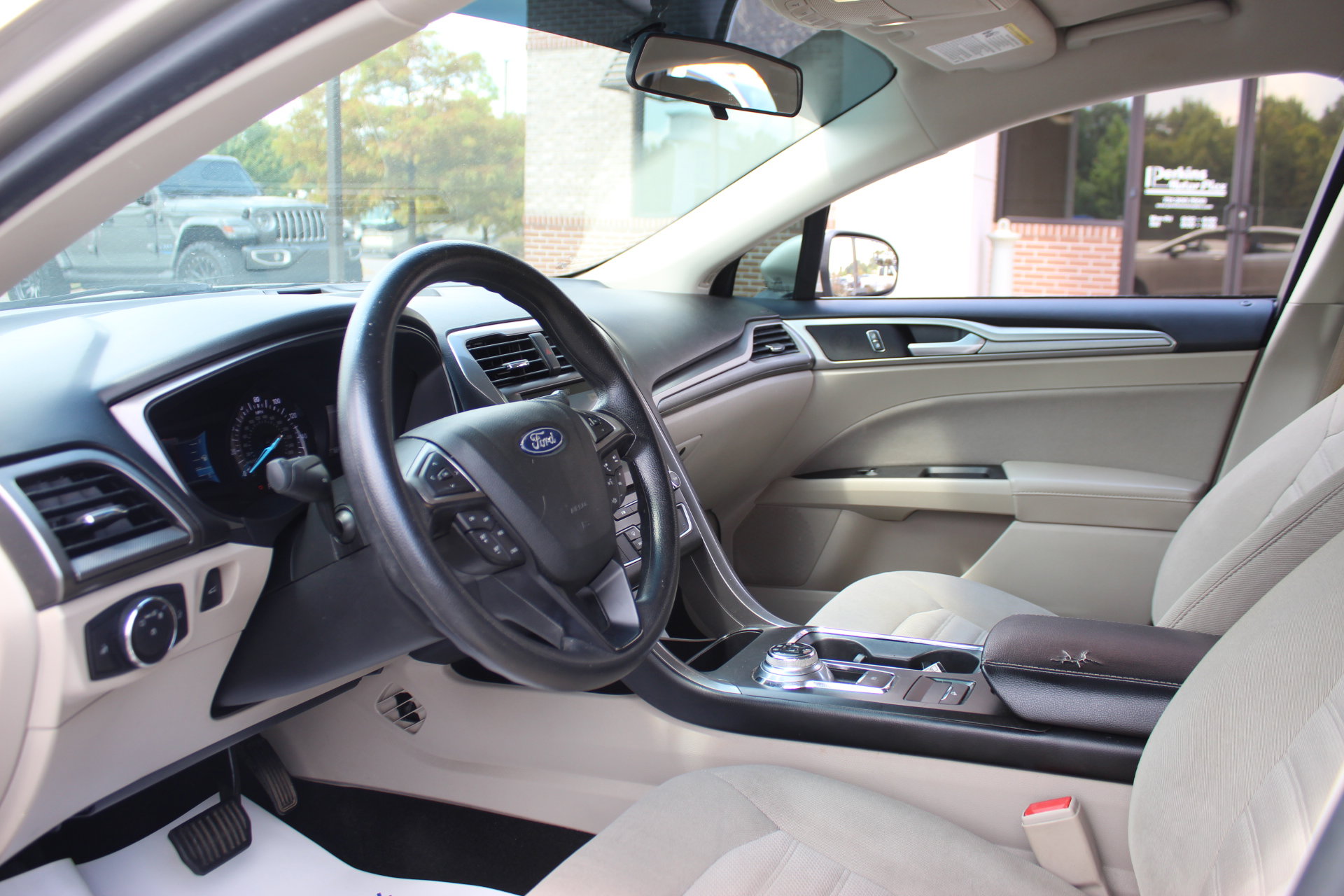 Used 2018 Ford Fusion SE w/ Fusion SE Technology Package image 12