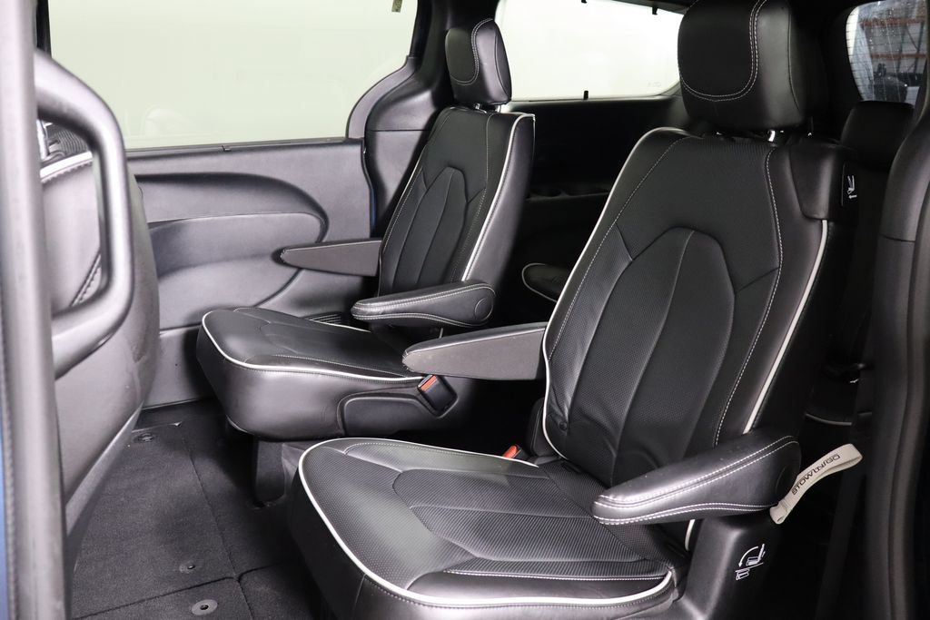 Used 2025 Chrysler Pacifica Limited FWD image 8
