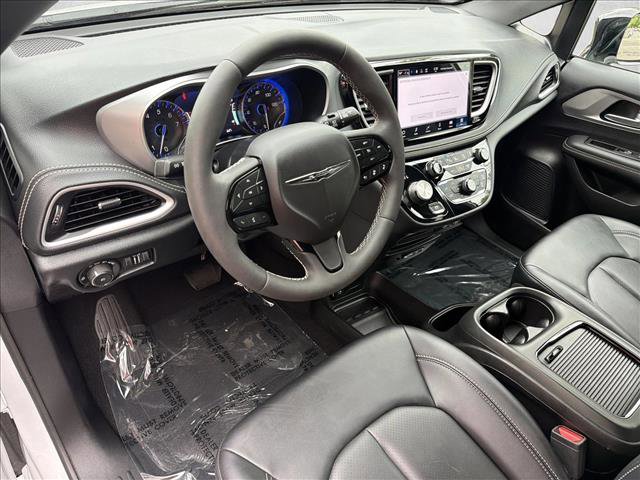 Used 2024 Chrysler Pacifica Touring-L w/ S Appearance Package FWD image 13
