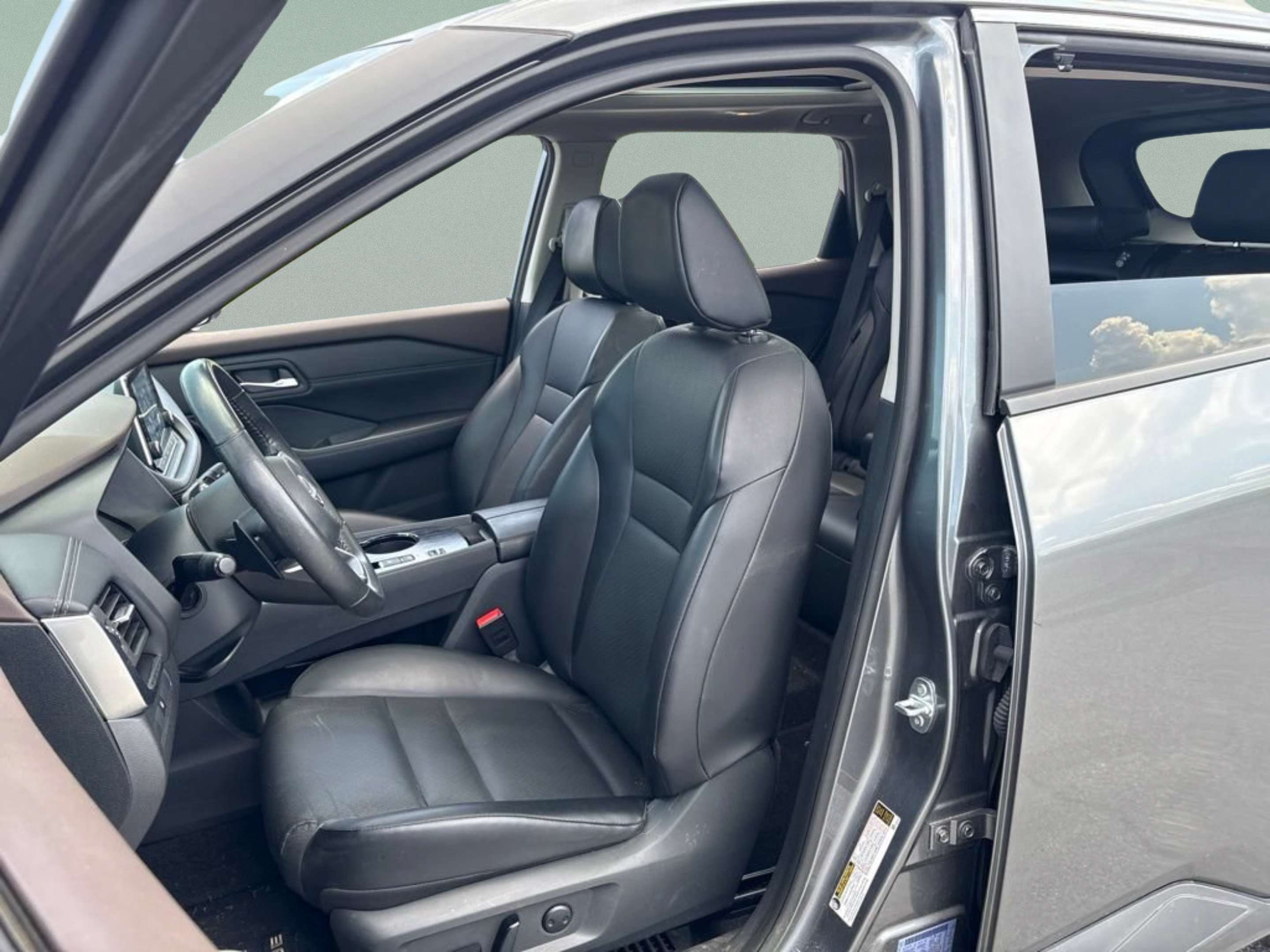 Used 2023 Nissan Rogue SV w/ SV Premium B Package FWD image 17