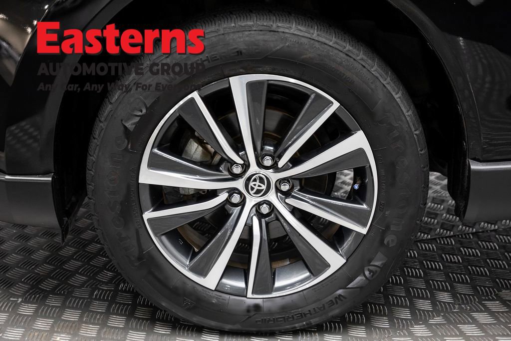 Used 2022 Toyota Venza LE image 31