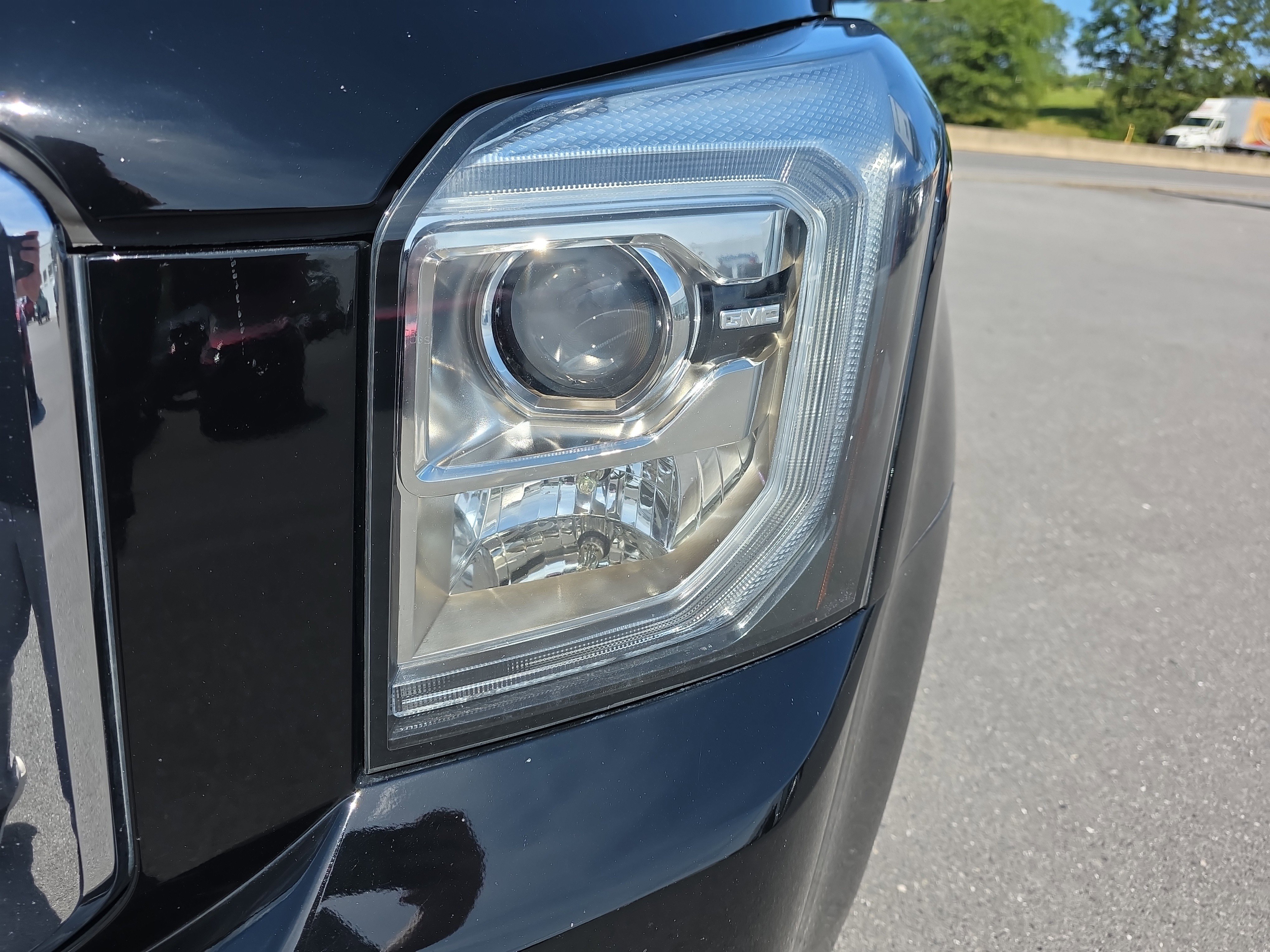 Used 2018 GMC Yukon XL Denali image 9