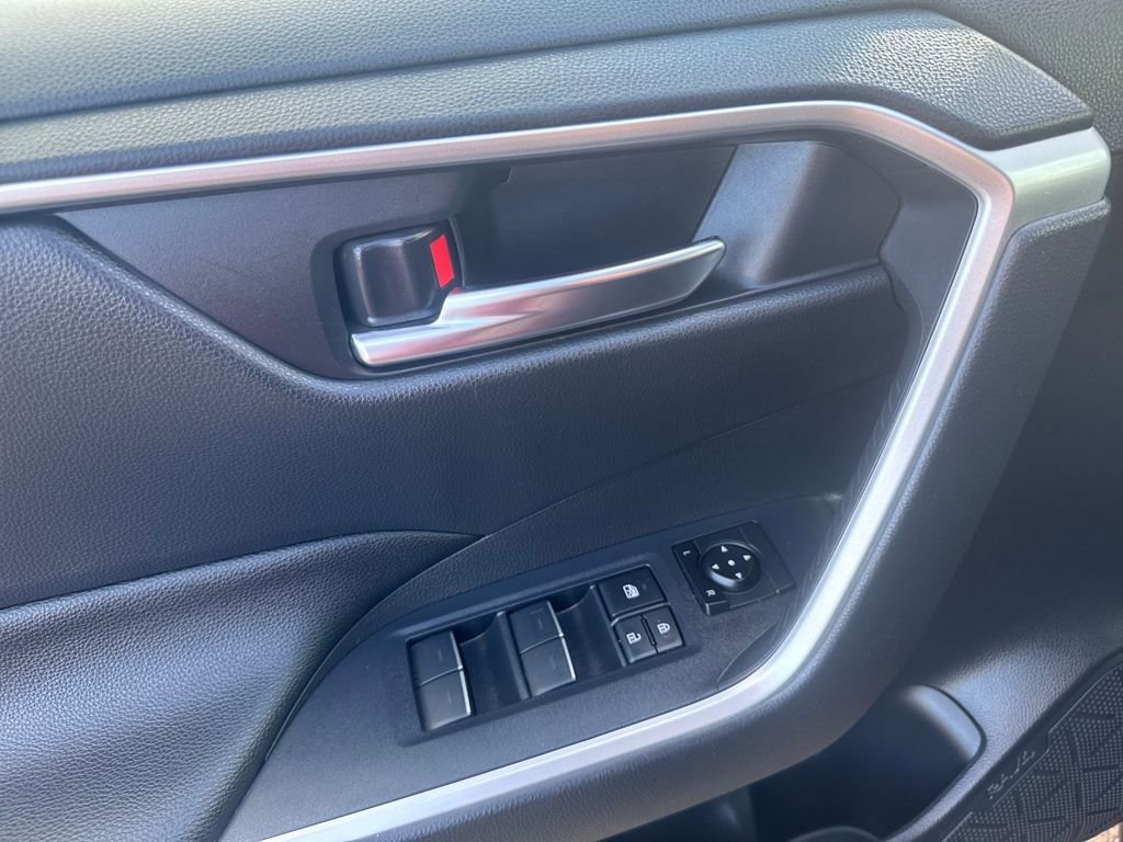 Used 2022 Toyota RAV4 SE image 32