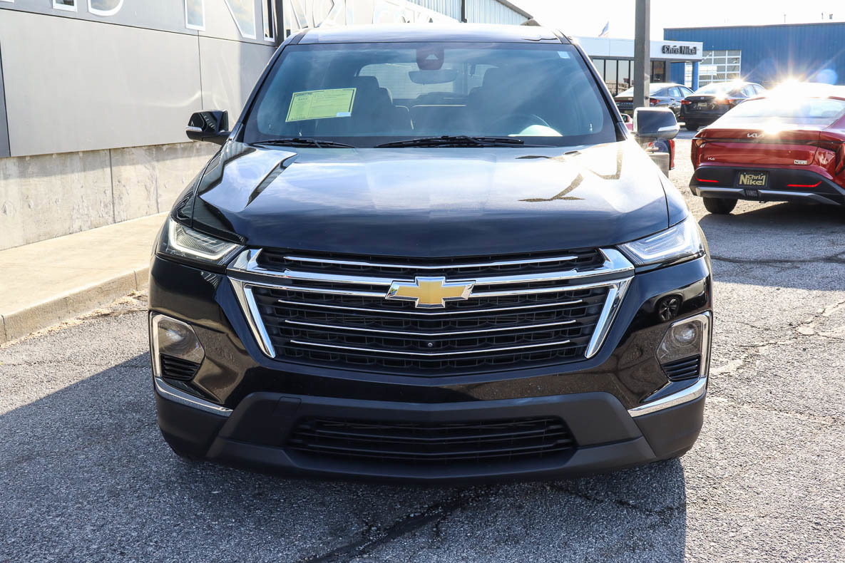 Used 2023 Chevrolet Traverse LT image 2