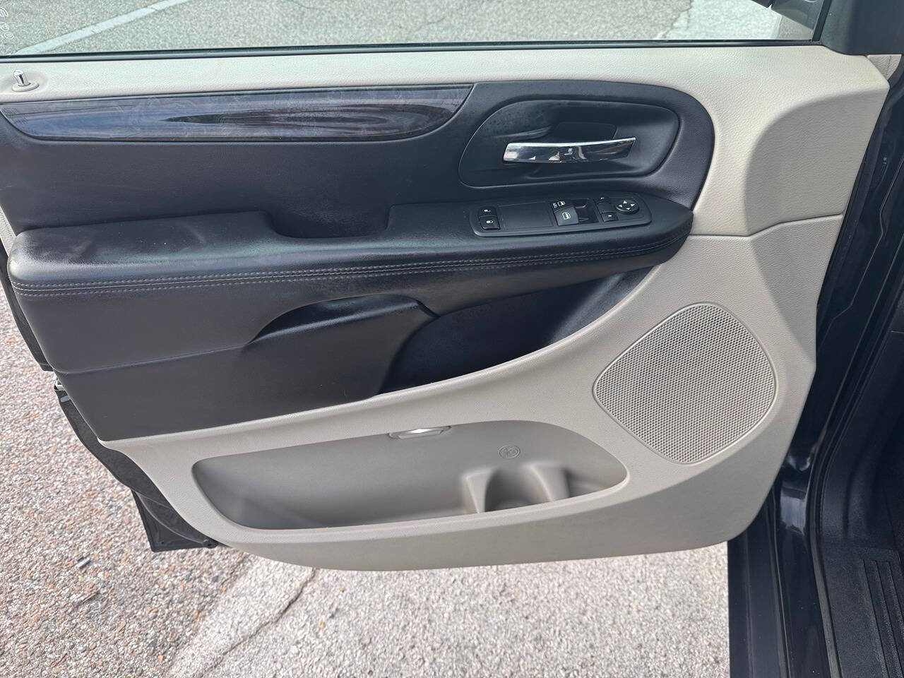 Used 2013 Dodge Grand Caravan American Value Package w/ UConnect Hands-Free Group FWD image 12
