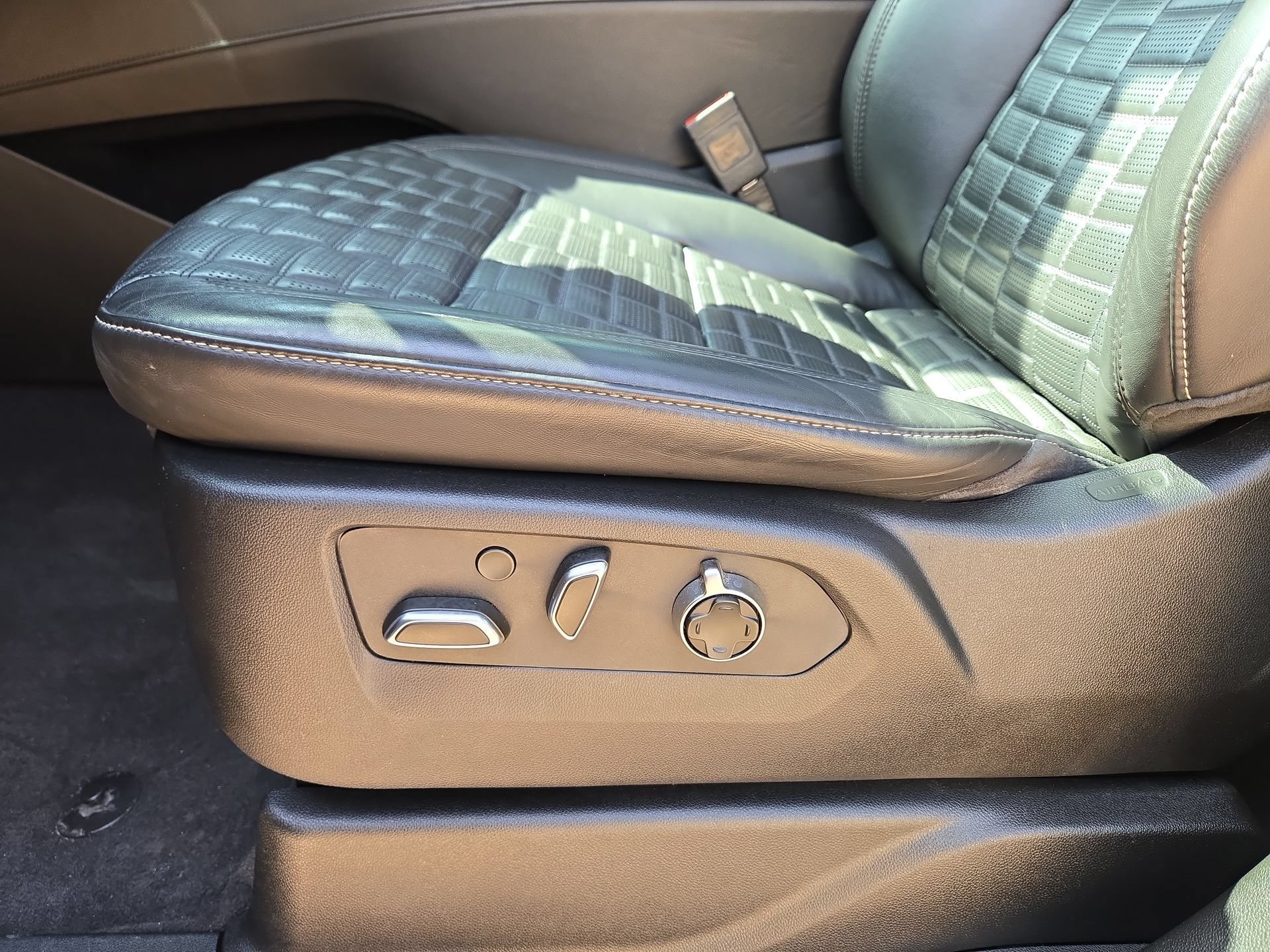 Used 2023 Cadillac Escalade V w/ LPO, ONYX Package AWD/4WD image 17