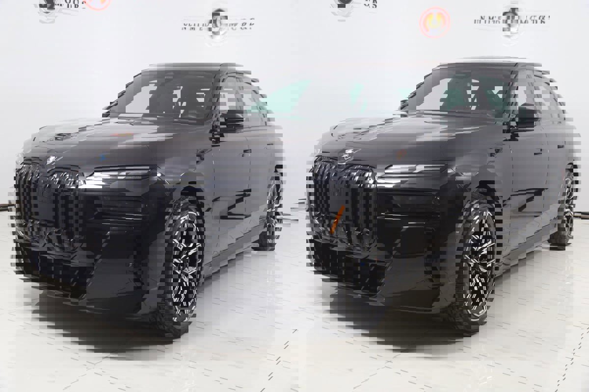 Used 2023 BMW 740i w/ Parking Assistance Package image 5