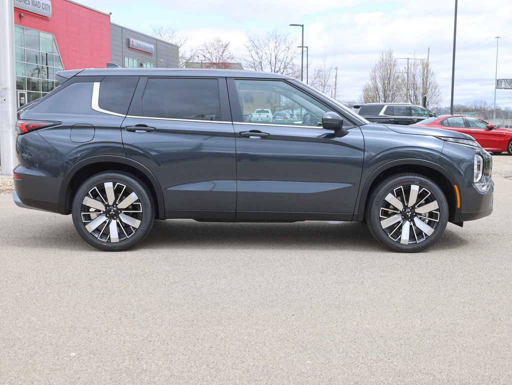 New 2025 Mitsubishi Outlander SE image 11