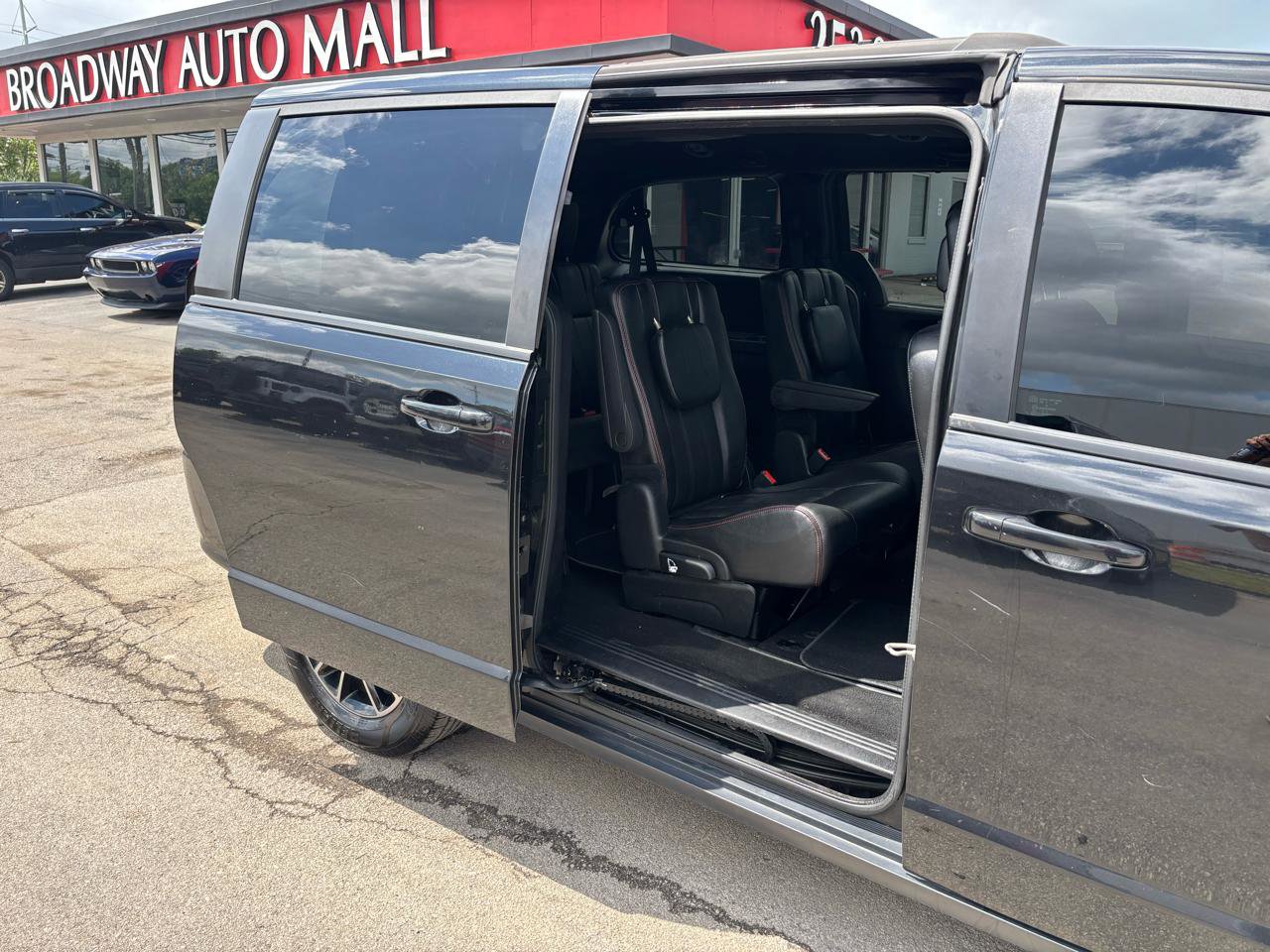 Used 2018 Dodge Grand Caravan GT FWD image 11