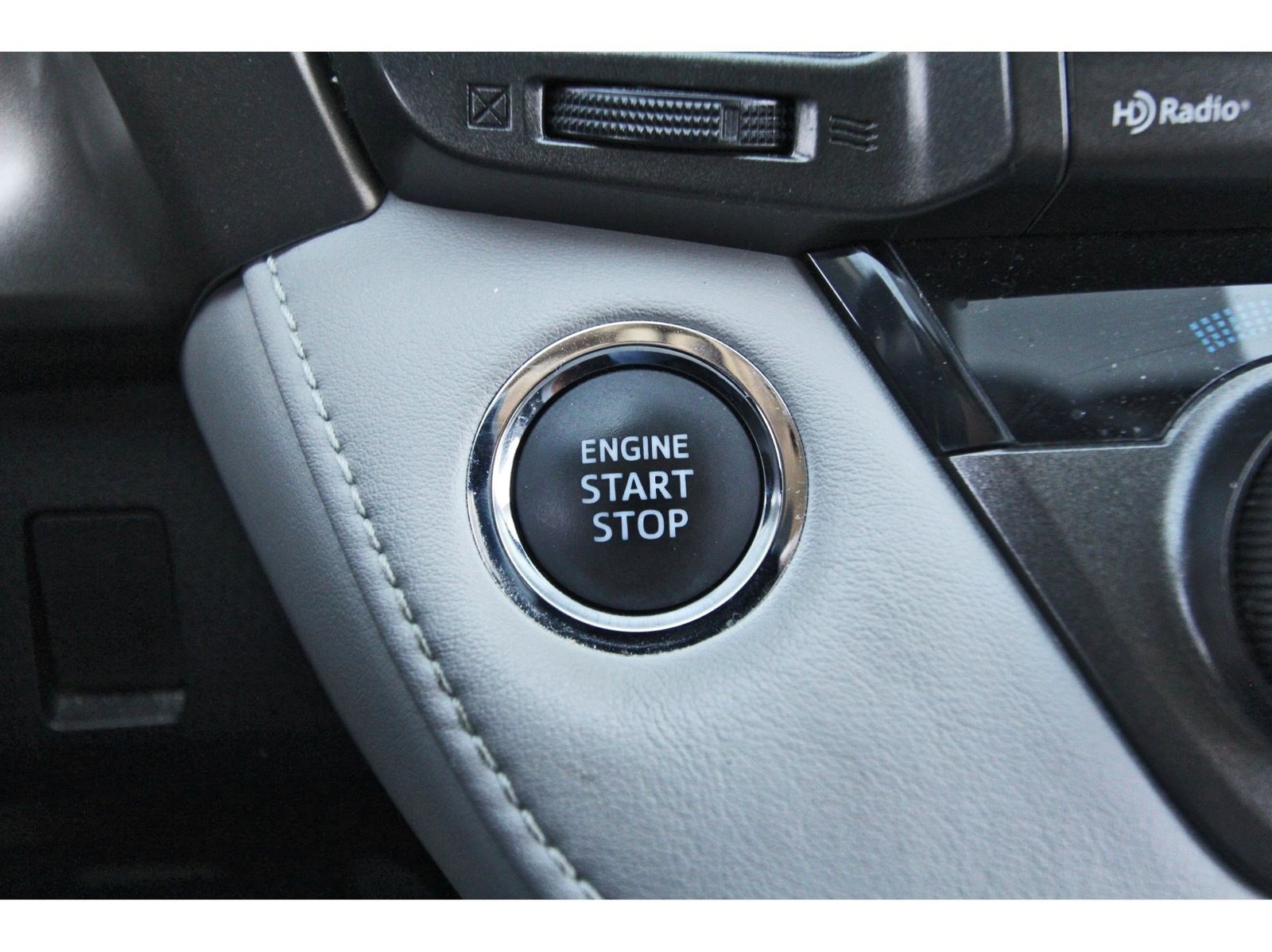 Used 2013 Toyota RAV4 Limited FWD image 19