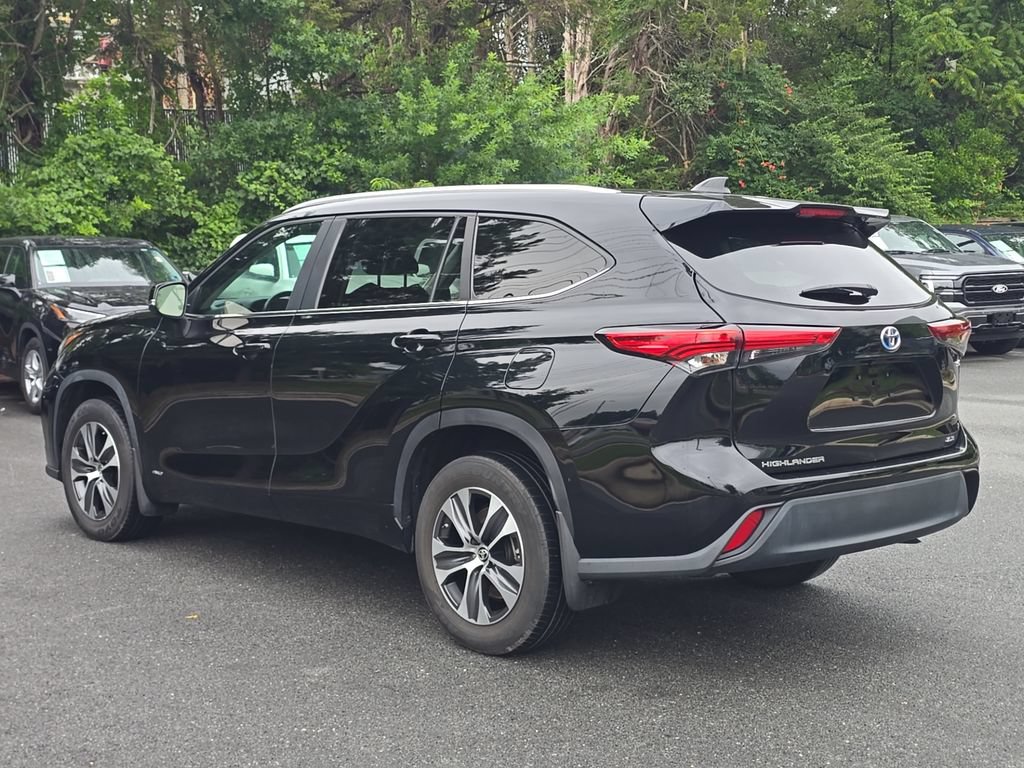 Used 2023 Toyota Highlander XLE AWD/4WD image 3