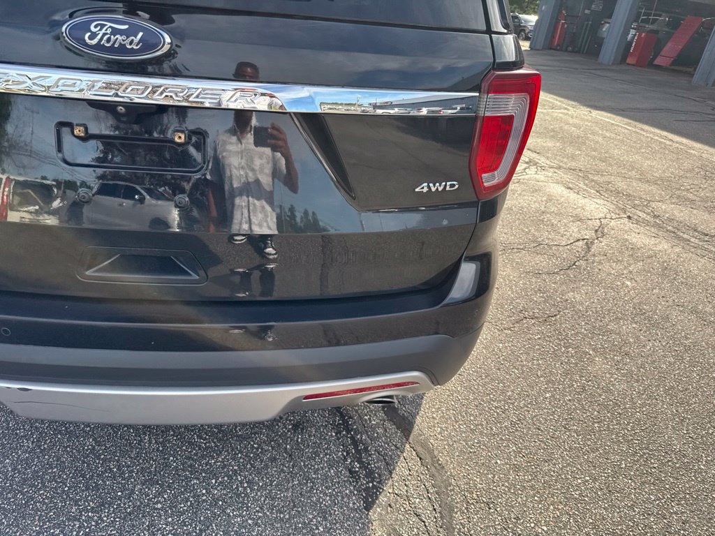 Used 2017 Ford Explorer XLT AWD/4WD image 47