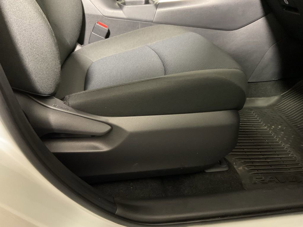 Used 2025 Toyota RAV4 LE image 39