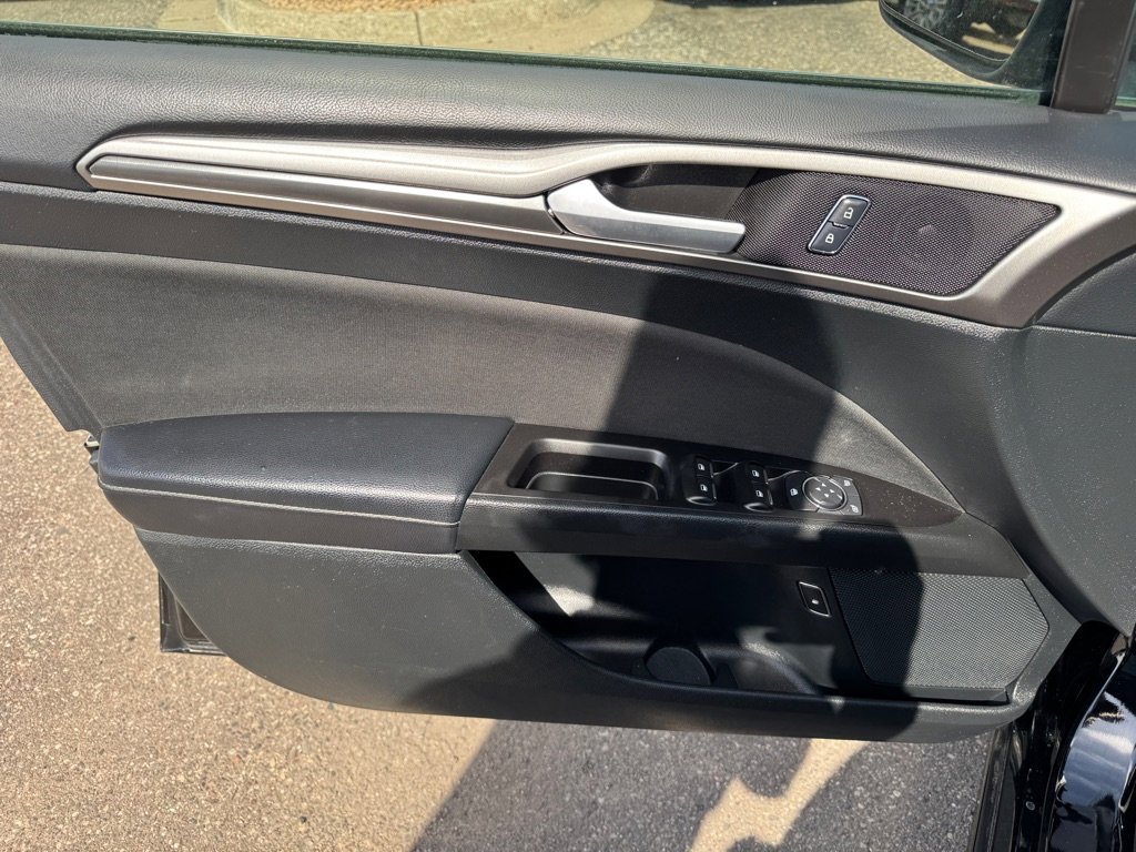 Used 2017 Ford Fusion SE w/ Equipment Group 601A image 23