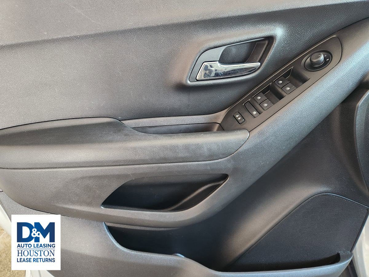 Used 2022 Chevrolet Trax LS w/ Tint and Cruise Package image 28