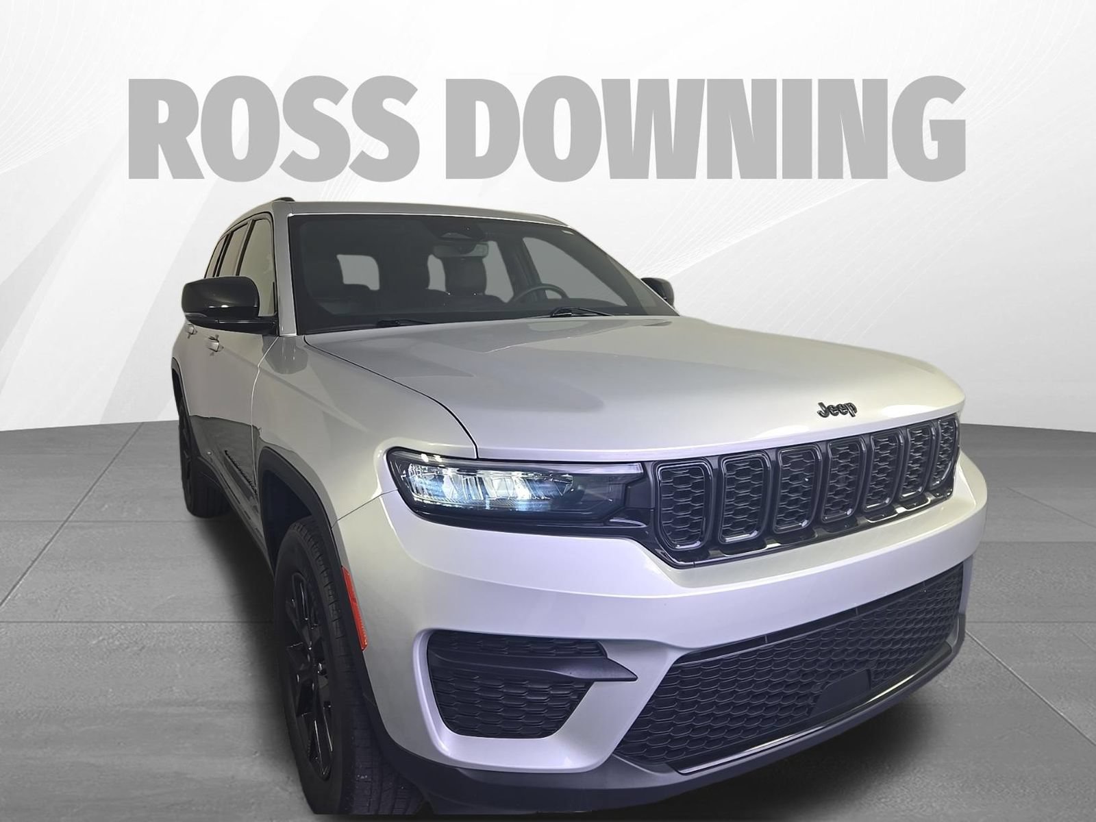 Used 2024 Jeep Grand Cherokee Altitude RWD image 3