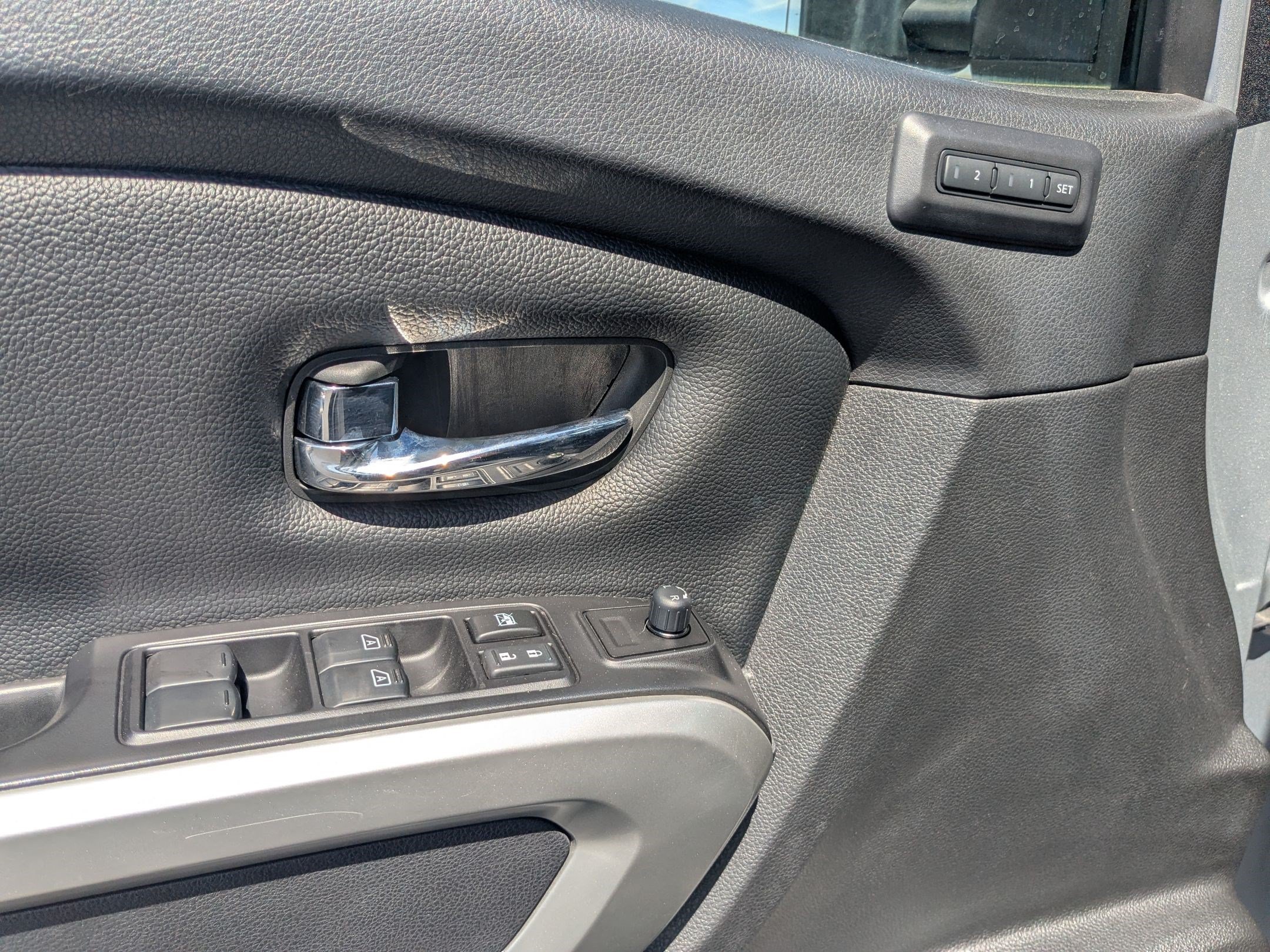 Used 2017 Nissan Titan SL AWD/4WD image 16