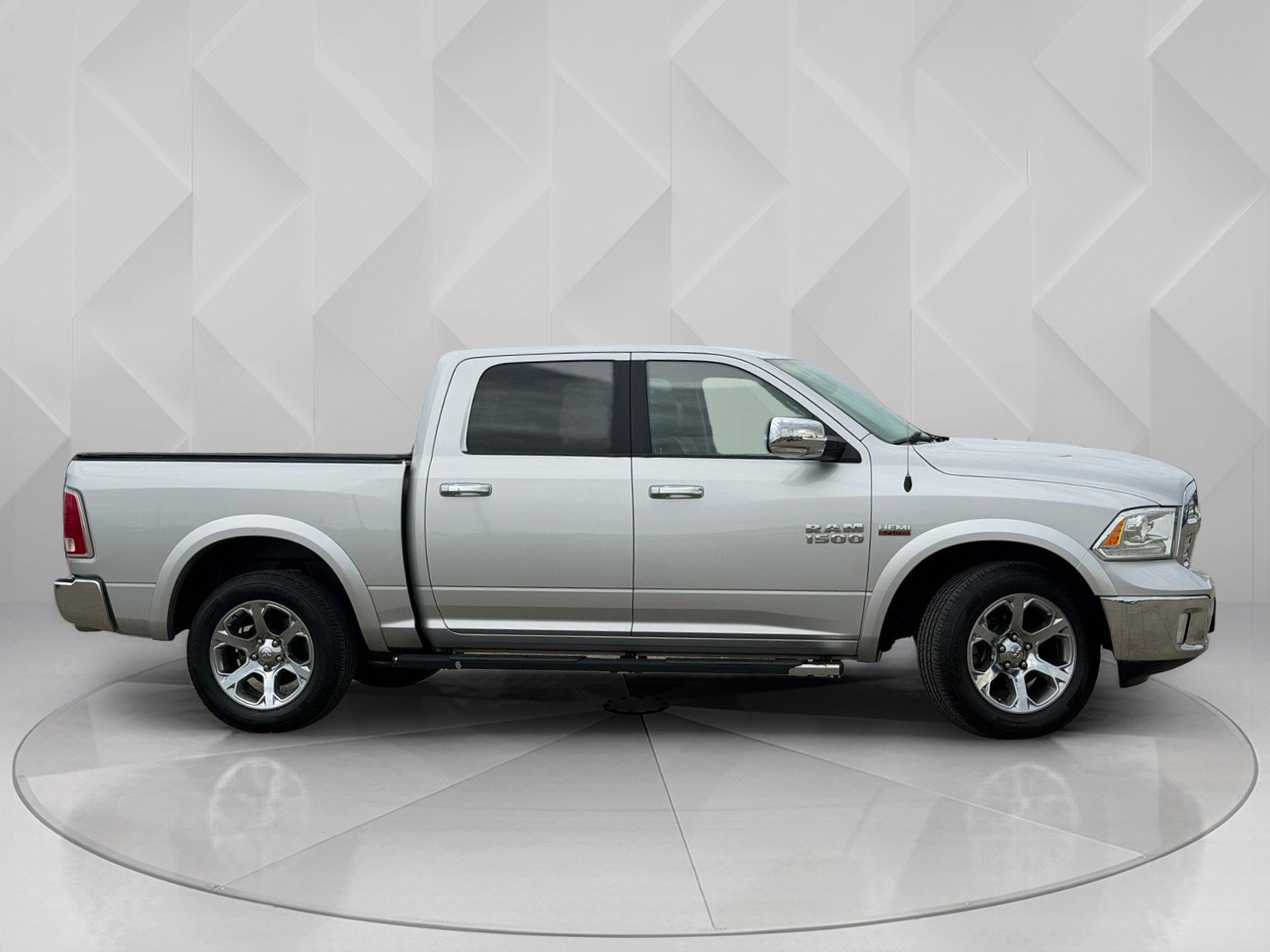 Used 2018 RAM 1500 Laramie image 3