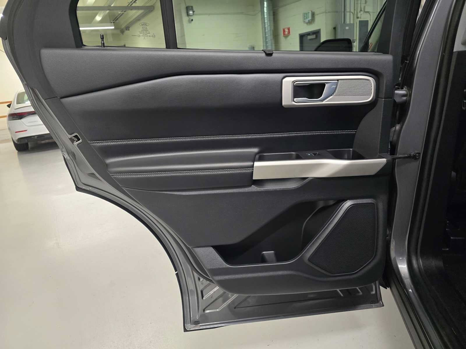 Used 2022 Ford Explorer Limited w/ Hybrid Equipment Group 310A RWD image 14