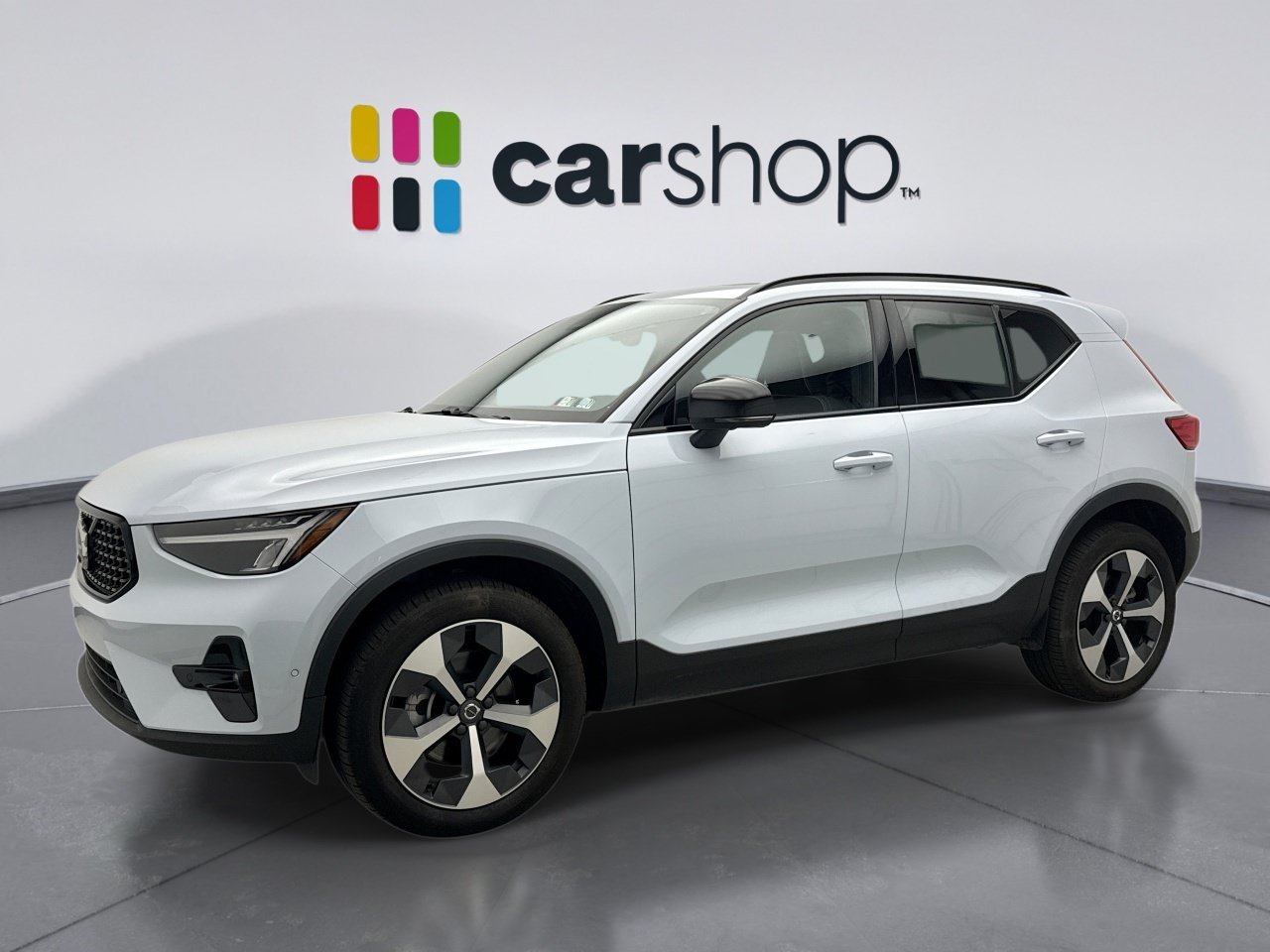 Used 2025 Volvo XC40 B5 Plus AWD/4WD image 1