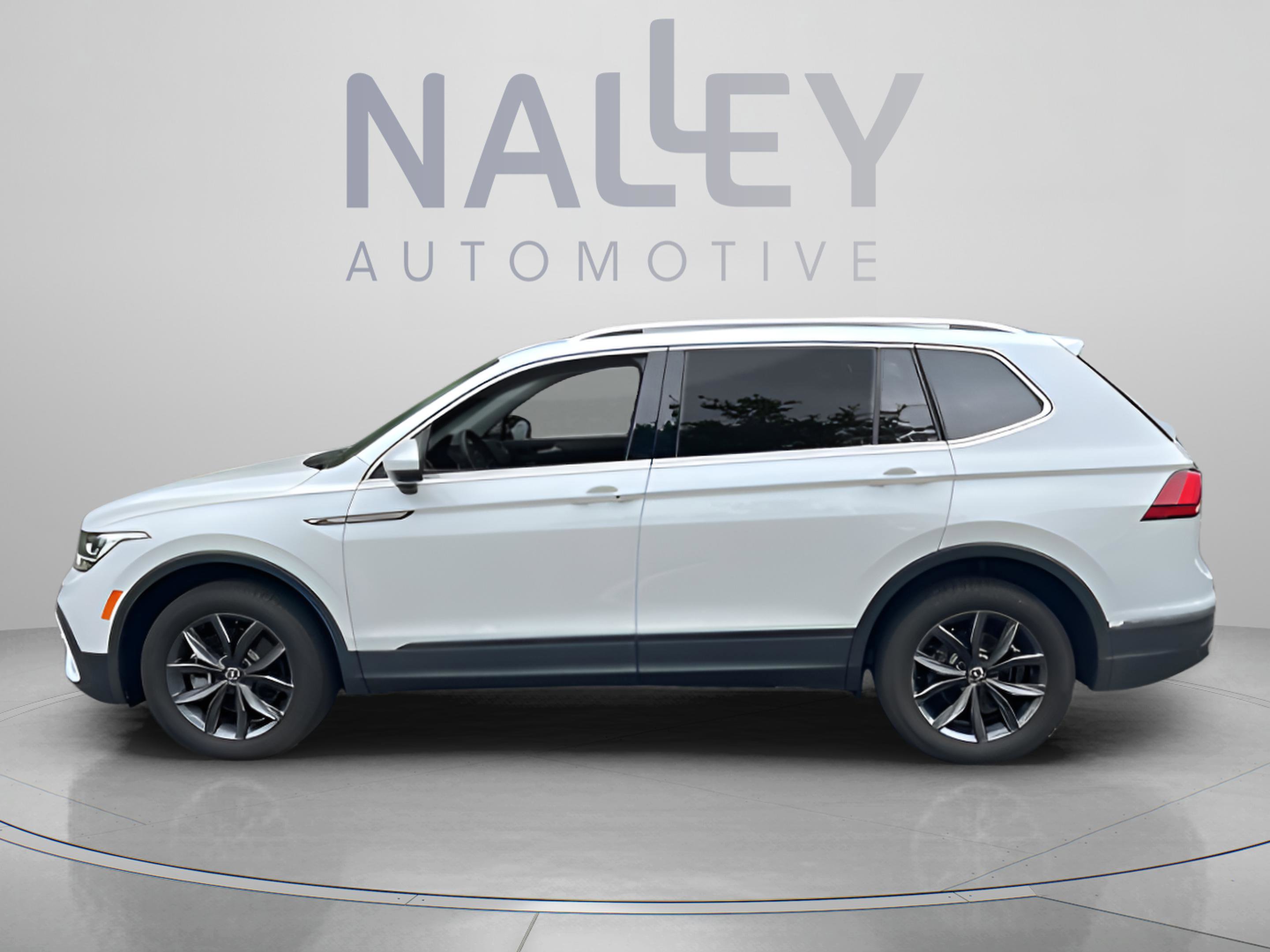 Used 2023 Volkswagen Tiguan SE w/ Panoramic Sunroof Package FWD image 2