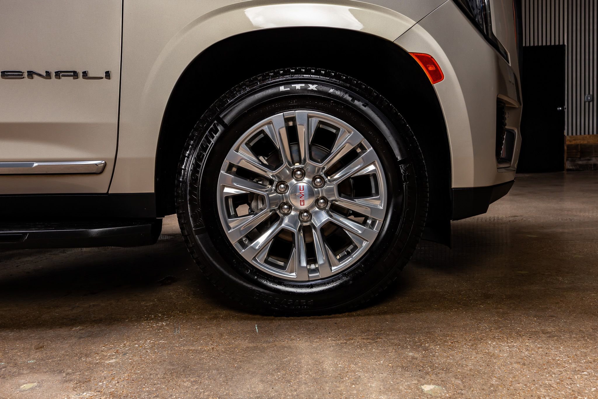 Used 2021 GMC Yukon XL Denali w/ LPO, Illumination Package image 11