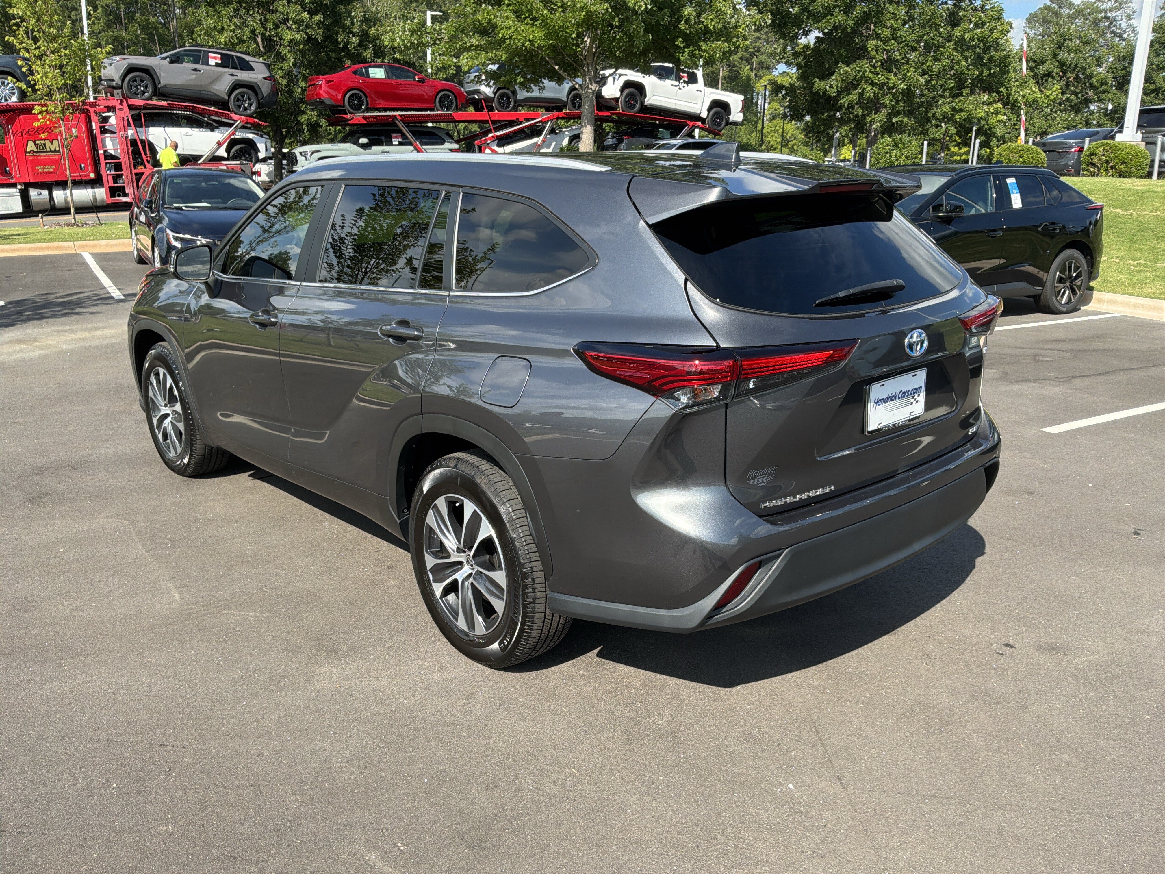 Used 2023 Toyota Highlander XLE FWD image 8