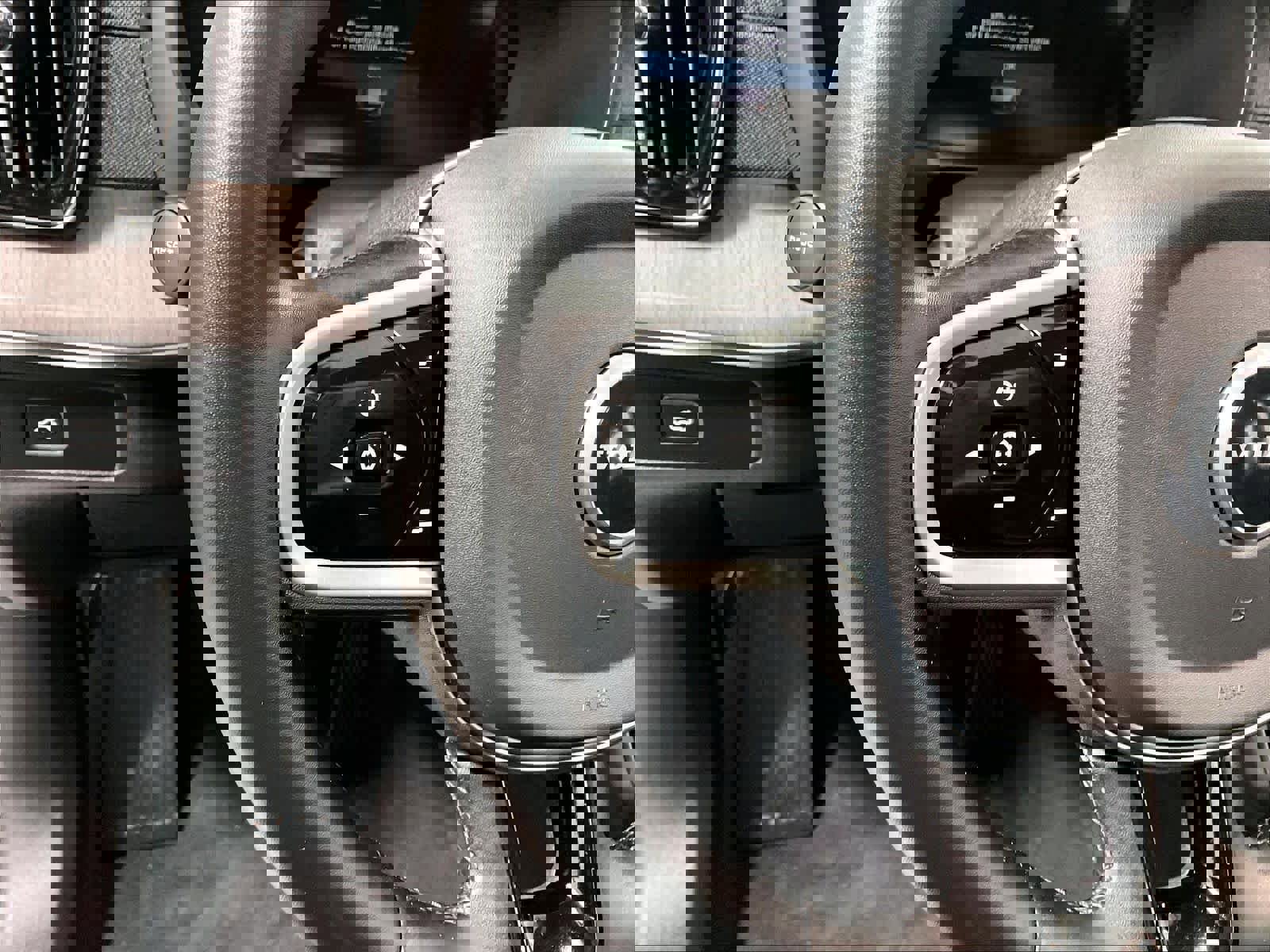 Used 2026 Volvo XC90 B6 Ultra w/ Protection Package Premier AWD/4WD image 24