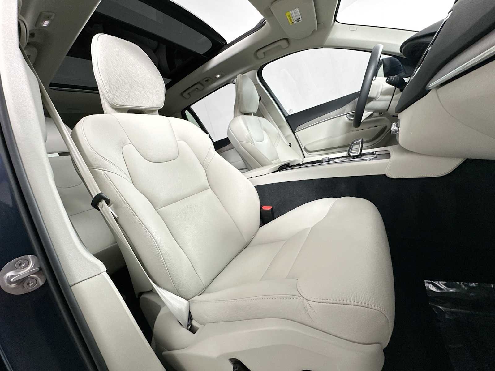 Used 2025 Volvo XC90 B6 Plus w/ Protection Package Premier image 28