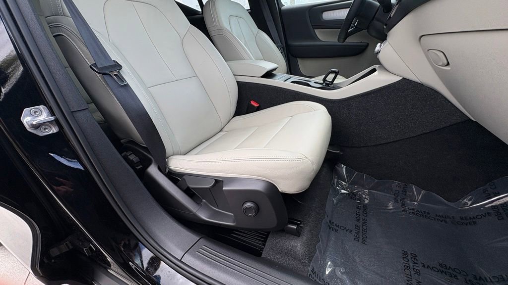 Used 2022 Volvo XC40 T4 Momentum FWD image 23