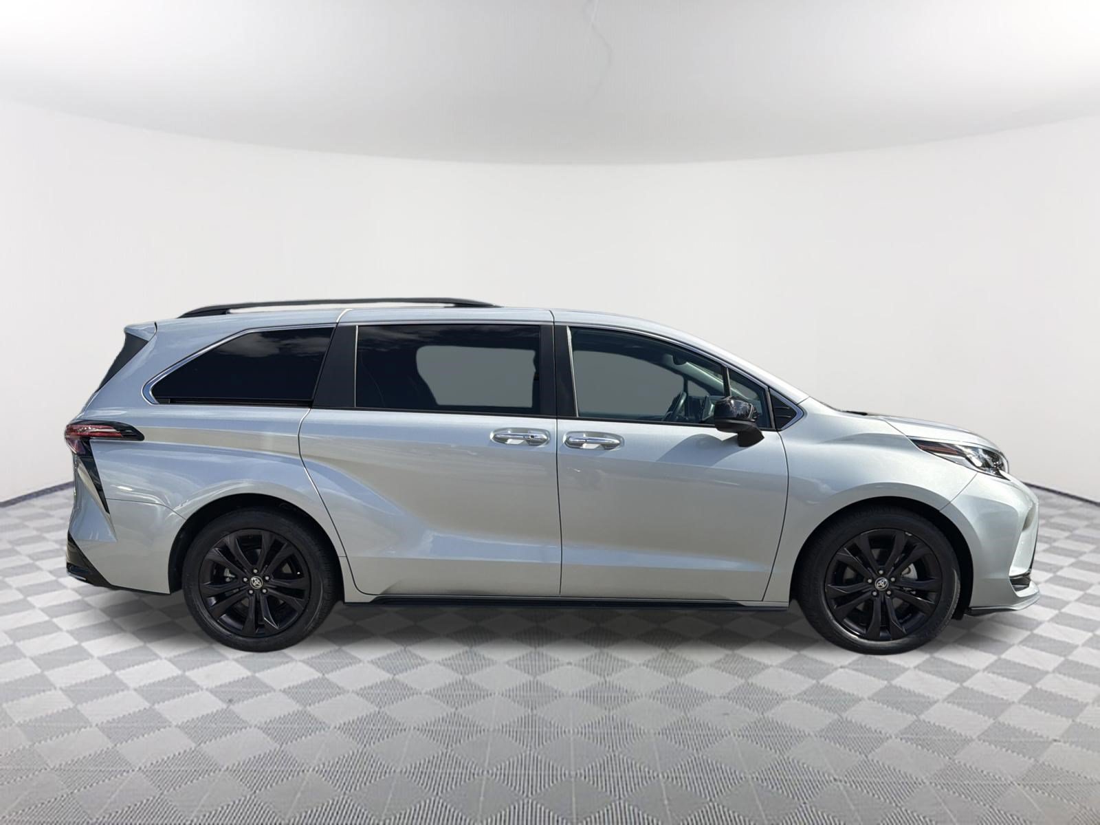Used 2022 Toyota Sienna XSE FWD image 18