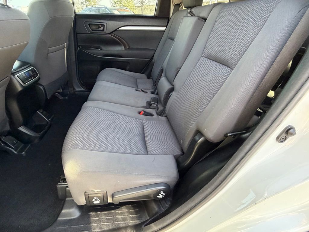 Used 2016 Toyota Highlander LE FWD image 29