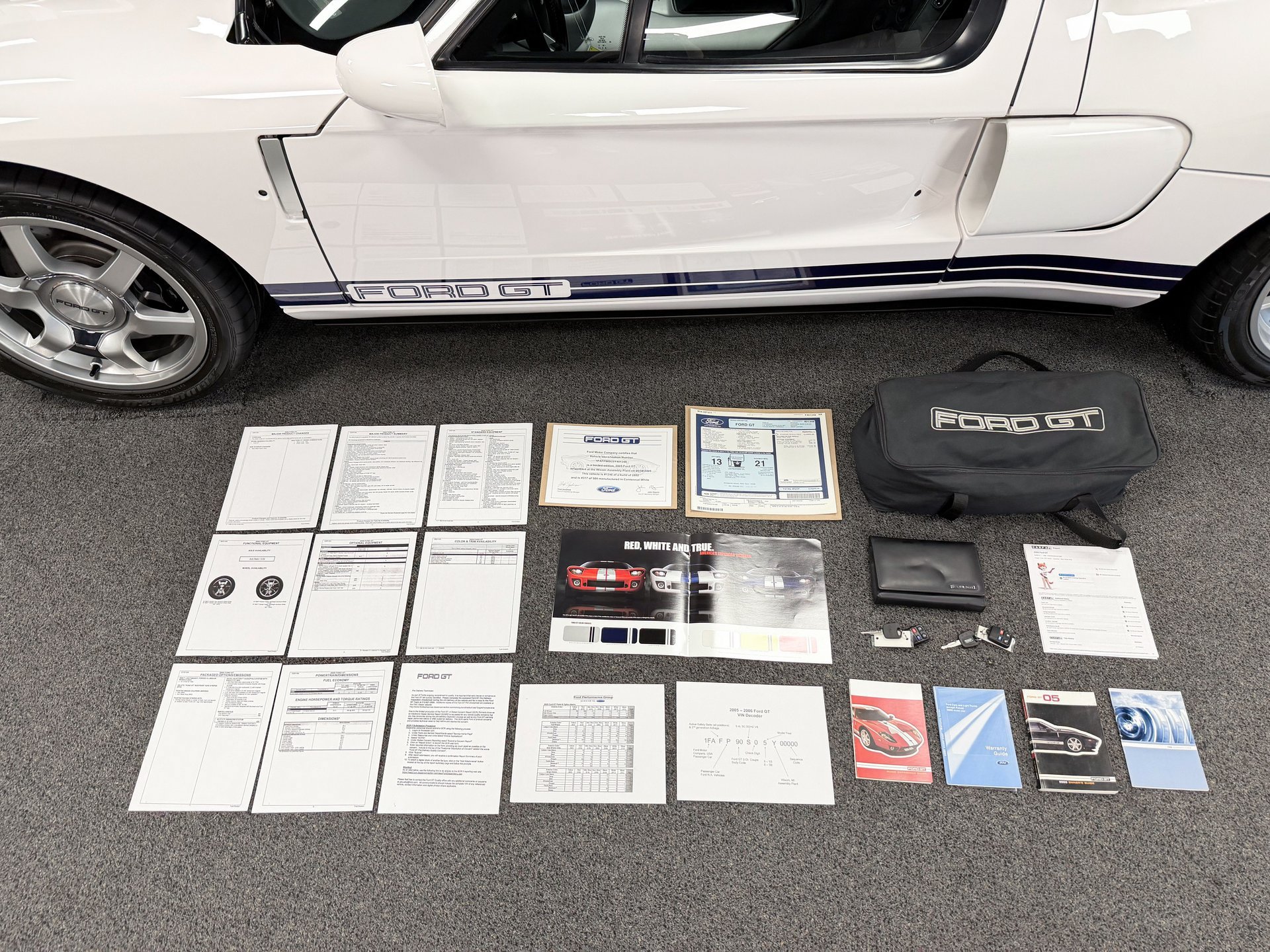 Used 2005 Ford GT RWD image 29