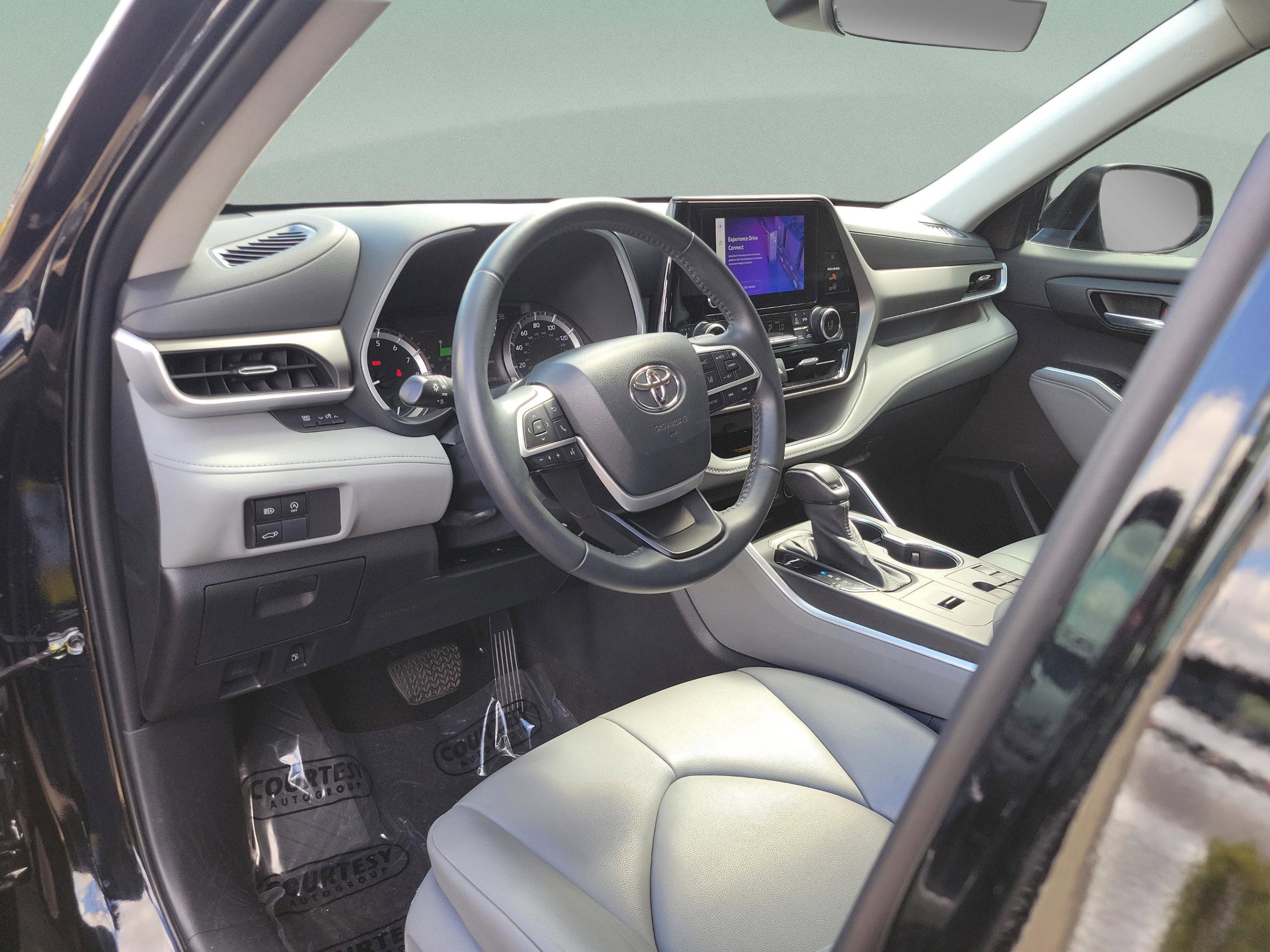 Used 2023 Toyota Highlander XLE image 14