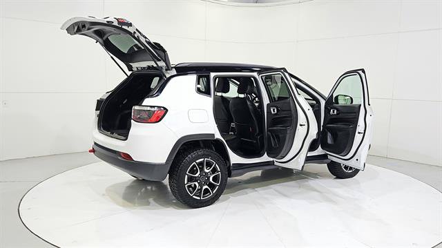Used 2025 Jeep Compass Trailhawk AWD/4WD image 32