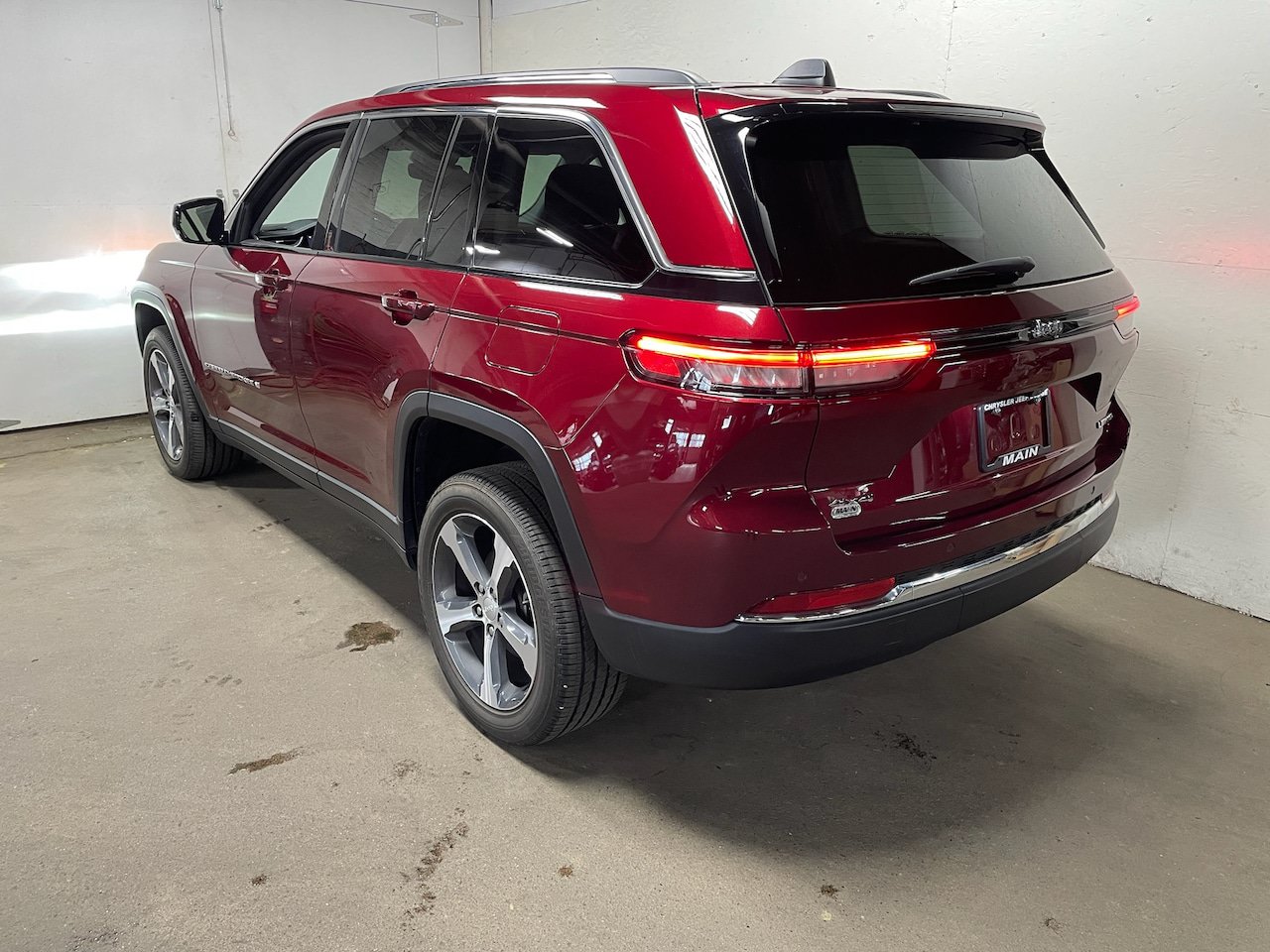 Used 2023 Jeep Grand Cherokee Limited AWD/4WD image 7