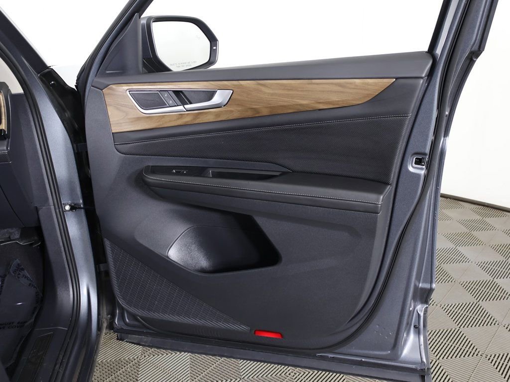 Used 2025 Volkswagen Atlas SE image 24