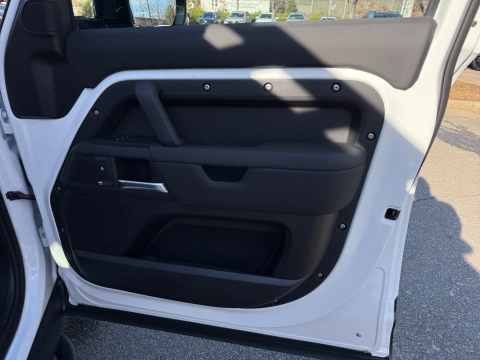 New 2026 Land Rover Defender 110 X-Dynamic SE AWD/4WD image 24