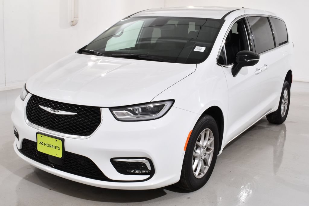 Used 2026 Chrysler Pacifica Select FWD image 3