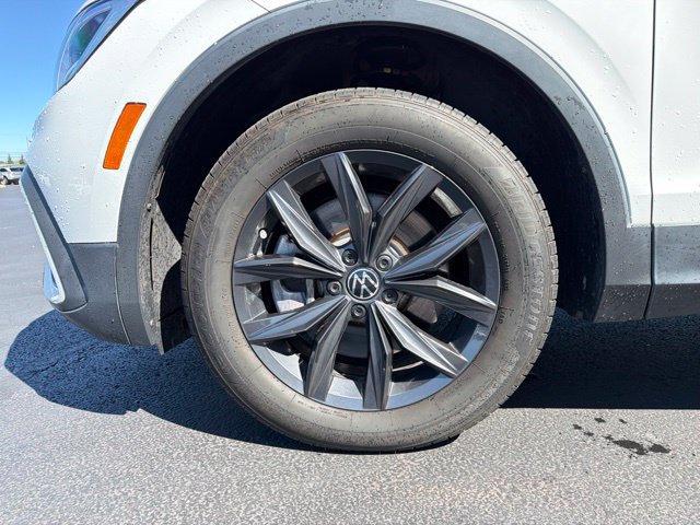 Used 2024 Volkswagen Tiguan SE AWD/4WD image 11